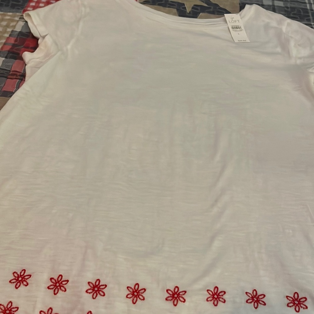 Loft white tee with red flowers 🌺